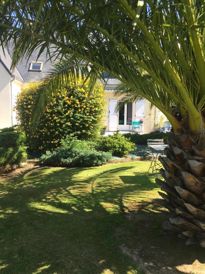 Bed and Breakfast Cote Jardin Des Charmilles Quettehou Экстерьер фото
